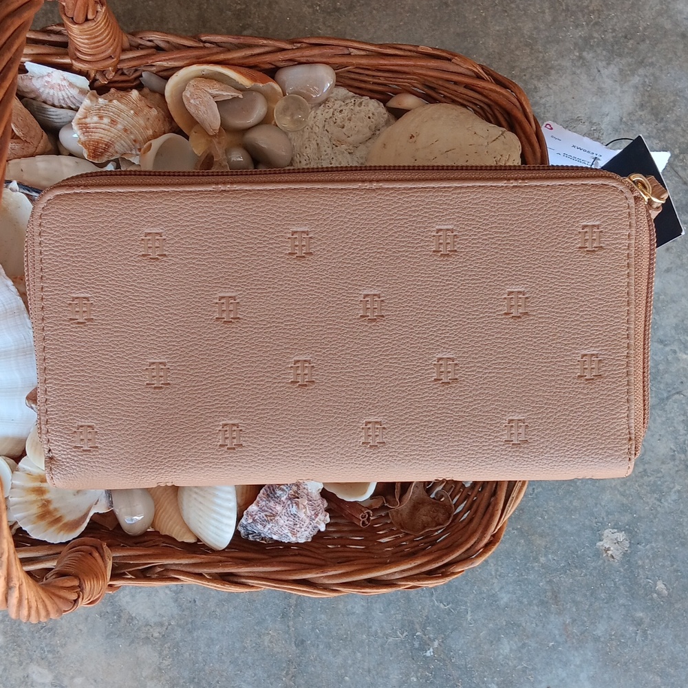 NWT.Tommy Hilfiger Tan Embossed Zip-Around Wallet - Picture 2 of 8